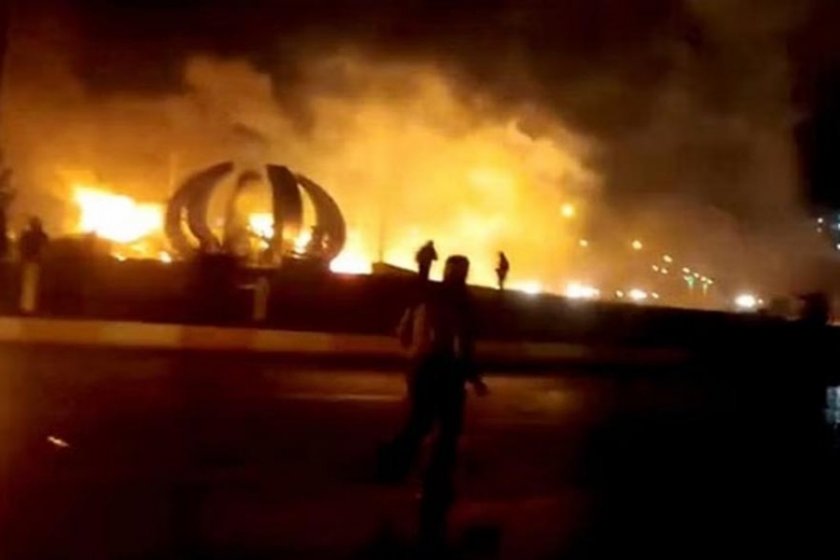Видеоклипове, показващи пламъци, излизащи от дома на покойния основател на Ислямска