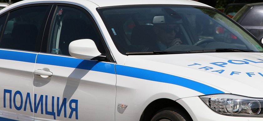 Неправилно движещ се автомобил удари полицейска патрулка в Добрич, пиян