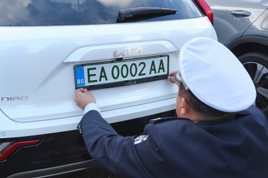 КАТ слага нови зелени номера на електромобилите