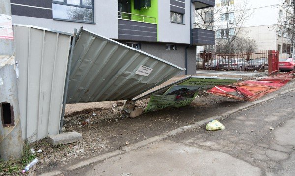 Силен вятър и дъжд вилняха в София