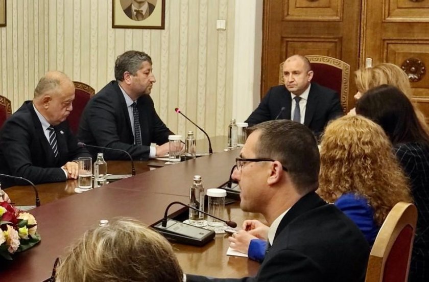 С острите нападки на консултациите с десните, Румен Радев тотално