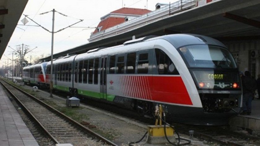 Българите напълниха влаковете заради скъпите горива