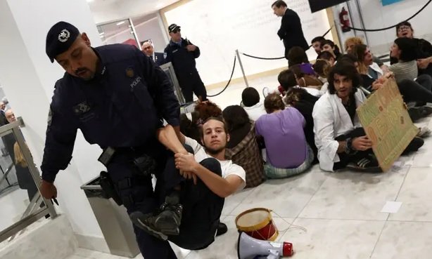 Хиляди португалски лекари, медицински сестри, учители и държавни служители прекъснаха