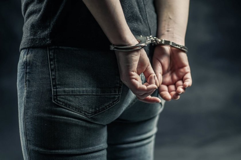 Жена отнесе глоба и арест за 24 часа заради непристойни действия