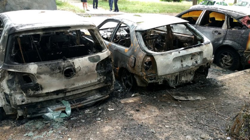 Три леки автомобила са изгорели тази нощ в пернишкия квартал Изток,