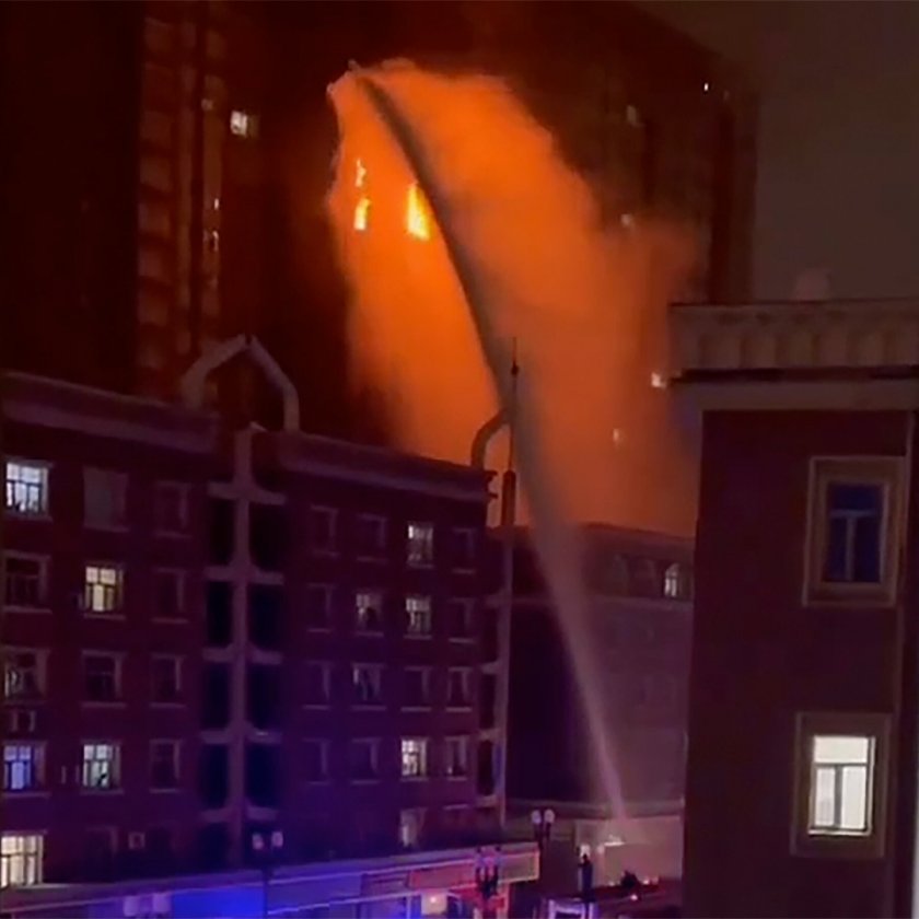 Пожар в блок в Синцзян отне живота на най-малко 10 души