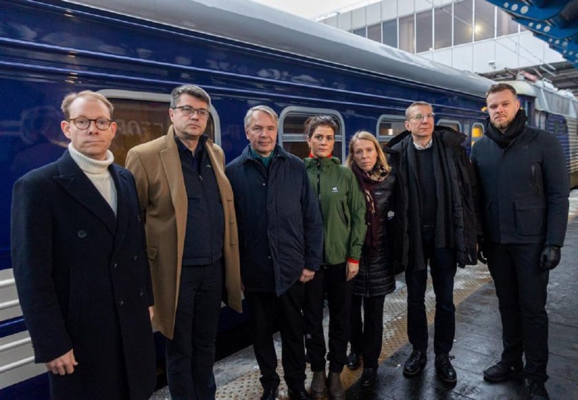 Най-многобройната досега група високопоставени служители пристигна в столицата на Украйна, съобщи