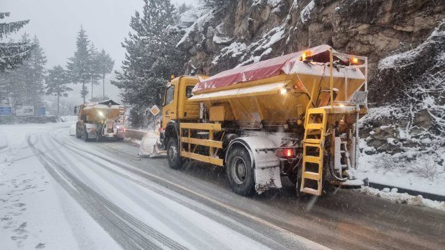 Ограничена видимост и снеговалеж мъчат водачите през Прохода на Републиката