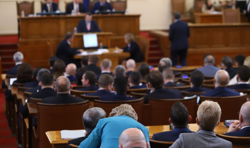 Със 127 гласа за, двама против и 90 въздържал се