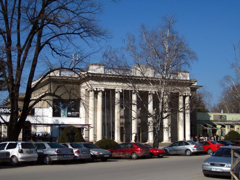 Нарязаха знамената на ЕС пред Дома на културата в Русе