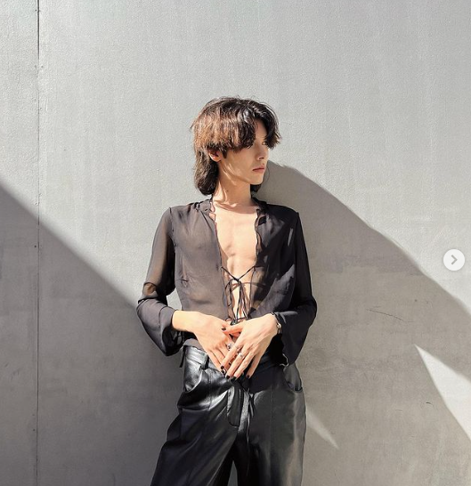 Кристиан Костов реши отново да провокира. Поп звездата се пусна