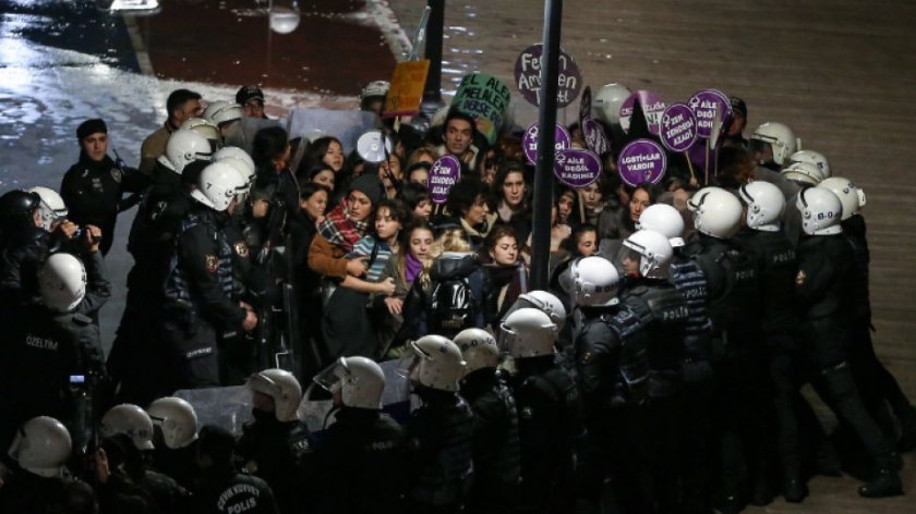 Над 150 жени, участвали в демонстрация на площад Таксим в