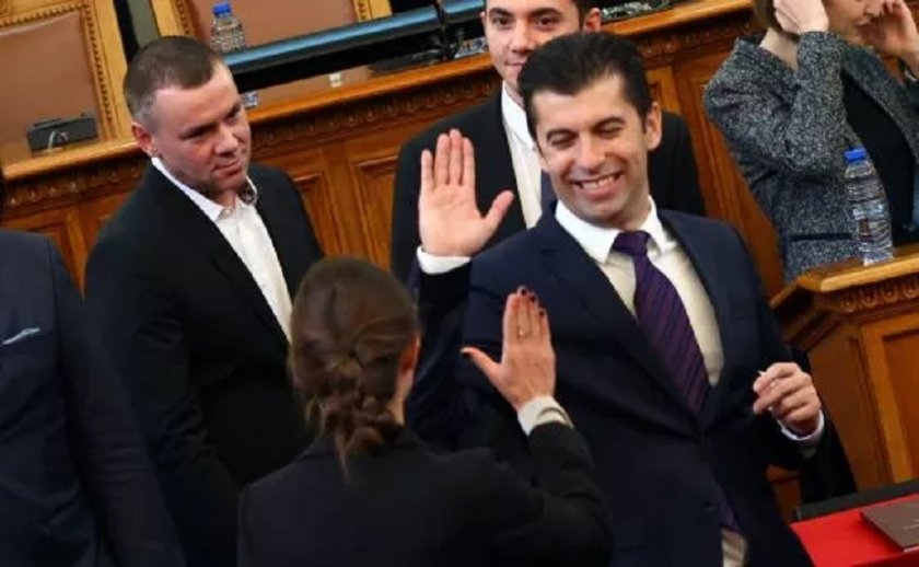 Клипче, в което Кирил Петков се раздава на участие на