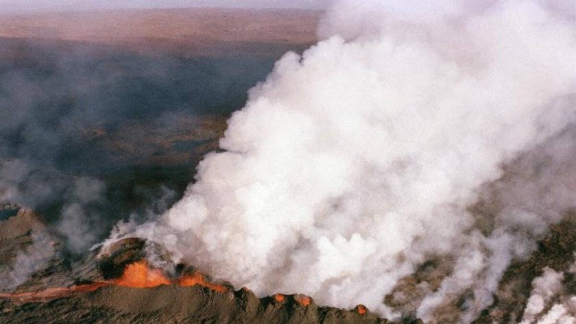 Най-големият активен вулкан в света изригва