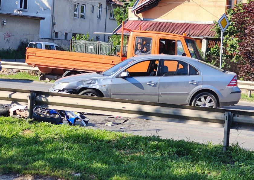 Идиотия: Моторист на косъм да прегази двама пешеходци в София заради голяма каска 