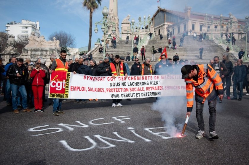 Франция парализирана от стачки в ЖП сектора