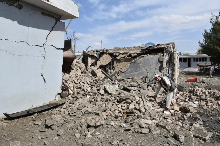 15 души загинаха при взрив в училище в Афганистан