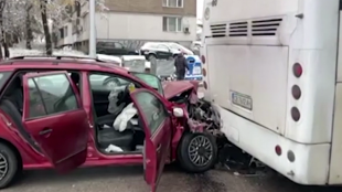 Катастрофа между лек автомобил и автобус в работници във Враца.