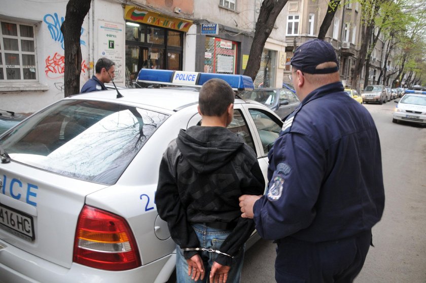 Тийнейджърите, които нападнаха и ограбиха пощальон в Първомай, се споразумяха