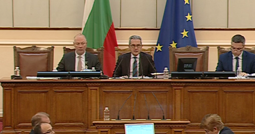 Фалцет, крясъци и продължаващ часове наред спор за ремонта на