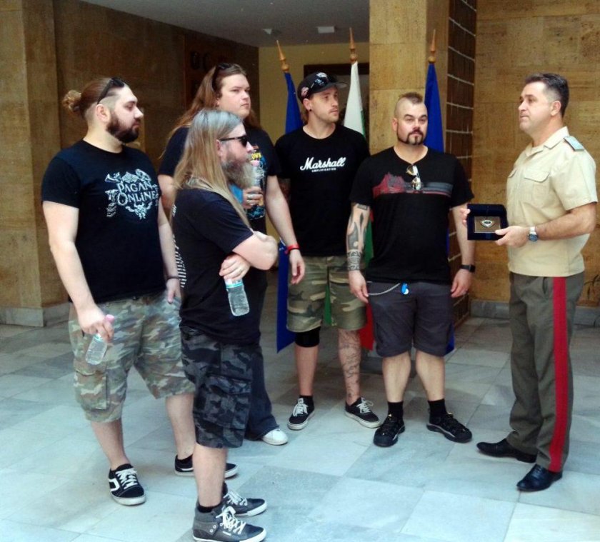Световноизвестната пауър метъл група Сабатон“ се похвали с посещението си