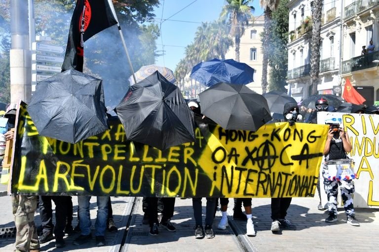 След затишието: "Жълтите жилетки" пак окупираха Франция (СНИМКИ)