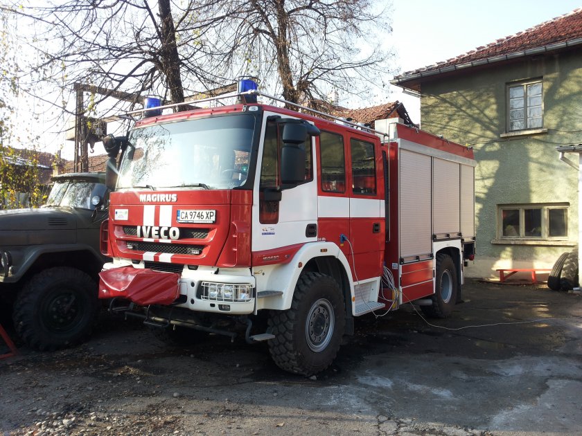 Пожарни автомобили дежурят край масивите със селскостопанска реколта