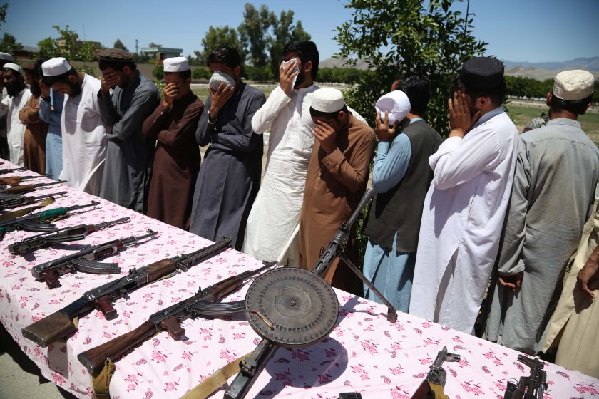 По време на мирни преговори: Талибаните атакуваха афганистански град