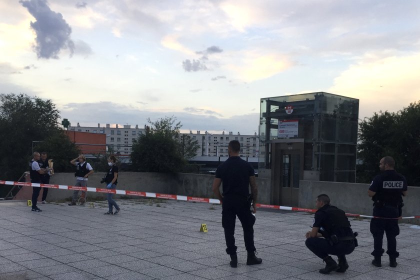 Кошмарна вечер във Франция - един убит и девет ранени при нападение край Лион 