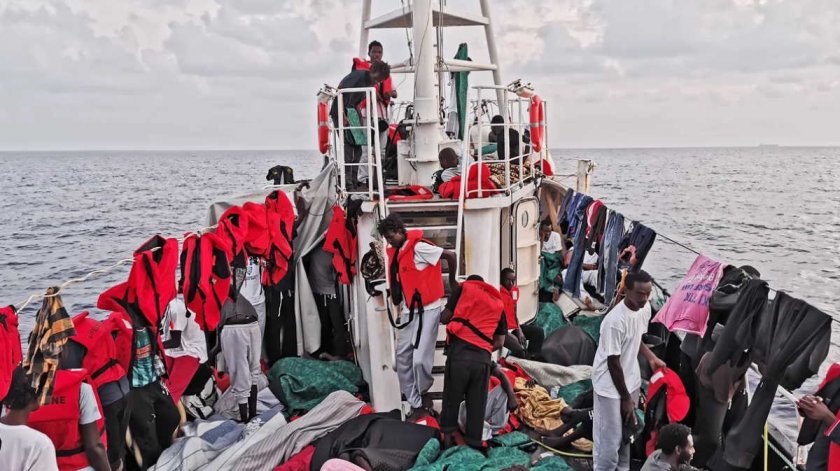 Италия задържа кораб с мигранти