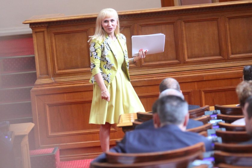 Дрескод кралско жълто: Диана Ковачева се закле като омбудсман (СНИМКИ)