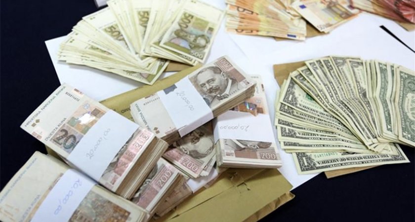 След кражба: Банкомат изхвърли близо 10 000 евро на улица