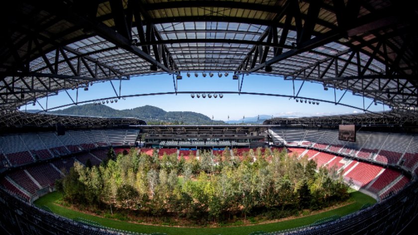Арт инсталация превръща австрийски стадион в гора