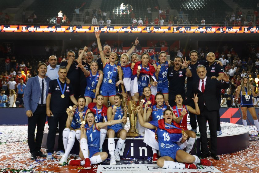 Сърбия защити европейската си титла по волейбол (видео)