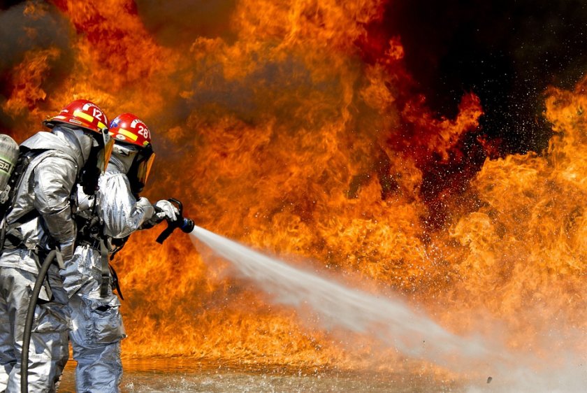 Голям пожар на остров Евия, огнеборците се борят със стихията
