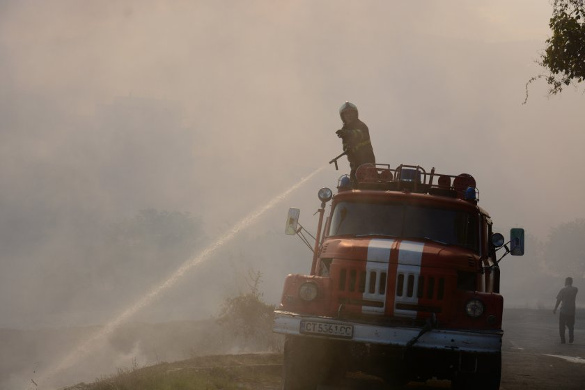 Пожарникари се борят с два големи пожара край Перник