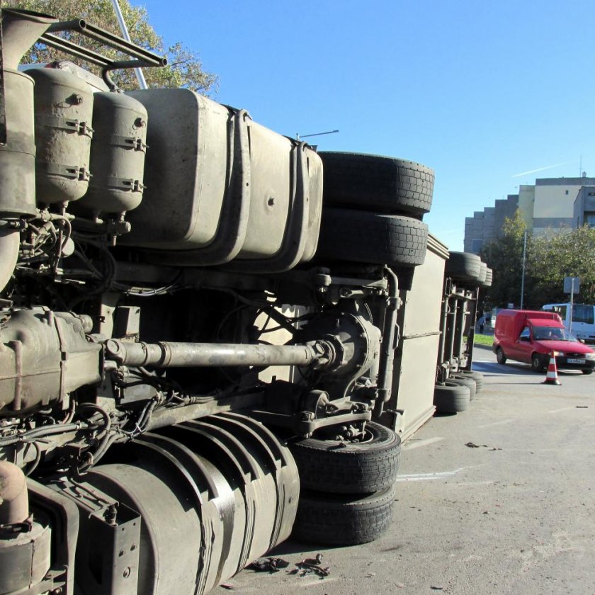 Камион се преобърна край Гоце Делчев