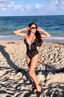Дарина Павлова показа прелести на плажа в Маями
