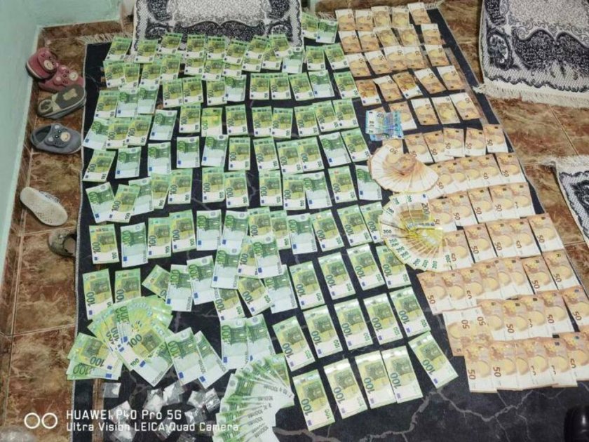 СНИМКА: Наркодилър спипан с дрога и торба пари