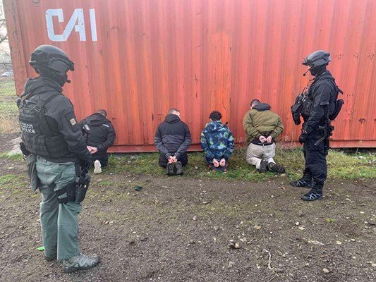 Четирима са задържани в Равно поле при акция на ГДБОП