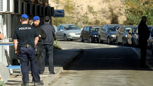 Напрежение и блокади в Косово, Сърбия иска да изпрати военни 