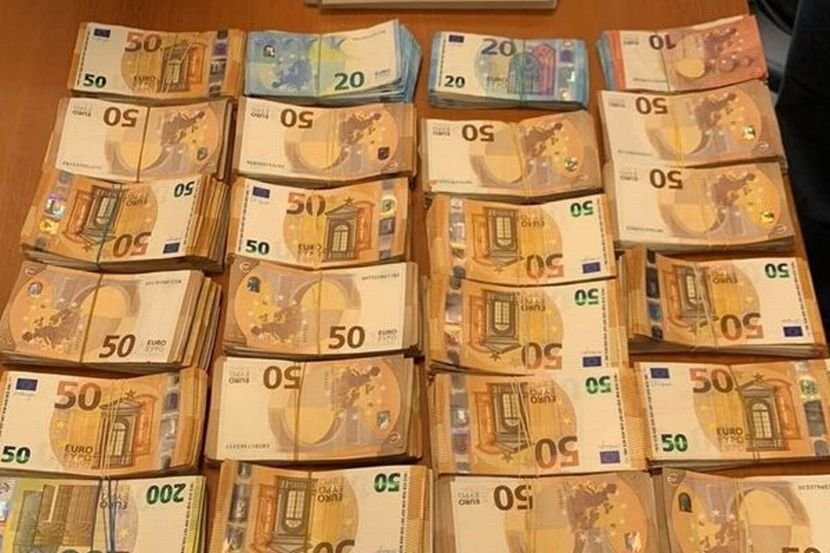 71 000 eвро, скрити под седалка, откриха митничари на "Дунав мост 2"