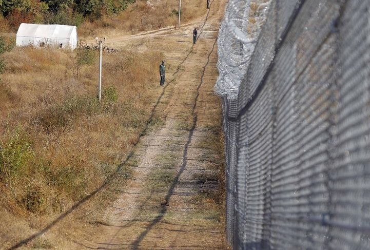 Таксата за прекарване на нелегален мигрант през България е 2500