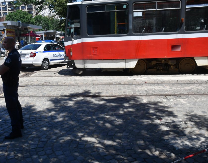 Кола и трамвай са се блъснали на кръстовището при Румънското