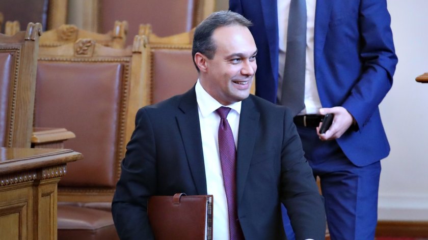 Ден преди ГЕРБ да върне изпълнен мандата на президента, се