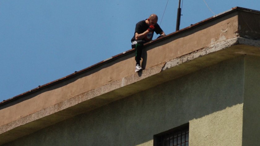 Мъж заплаши, че ще скочи от покрива на къщата си,