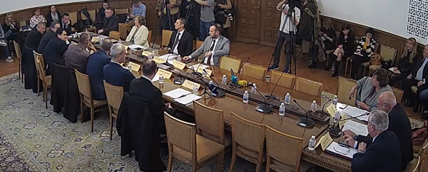 В остър конфликт влезе културният министър Велислав Минеков с двама