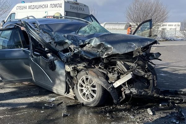 Катастрофа на Подбалканския път прати шофьор в болница