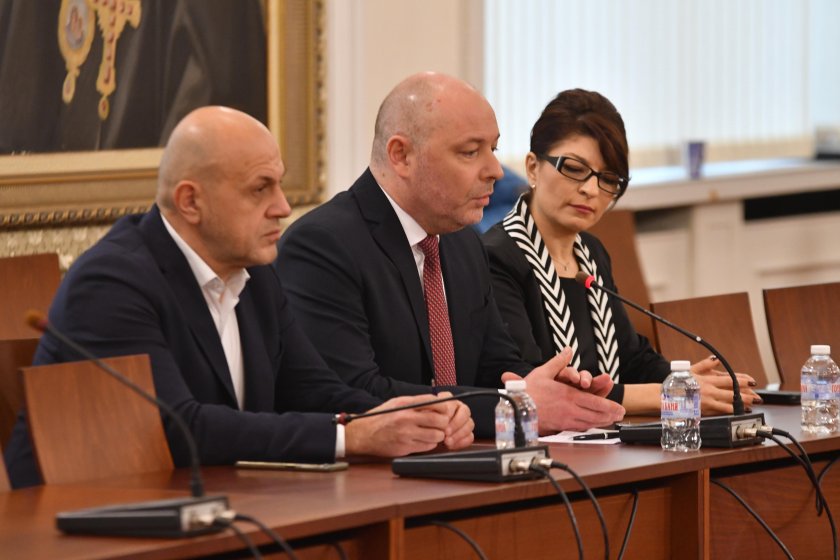 Депутатите гласуват кабинета „Габровски”