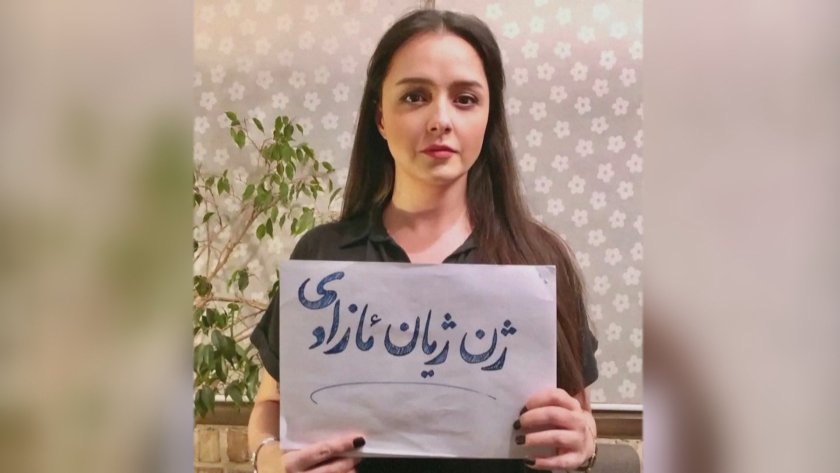 РЕПРЕСИИТЕ ПРОДЪЛЖАВАТ: Иранска актриса е с белезници заради протест